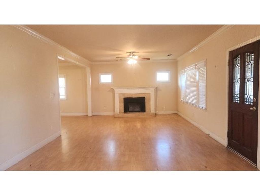 Image 7 of property listing at 718 E Clinton Avenue, Fresno, CA 93704