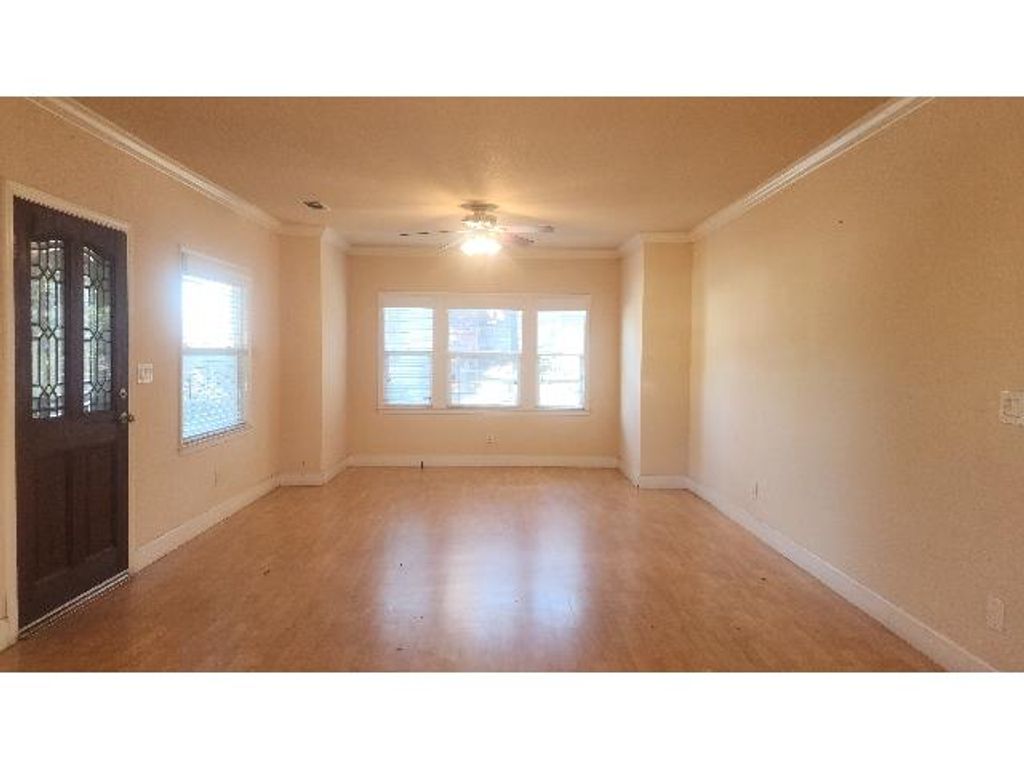 Image 8 of property listing at 718 E Clinton Avenue, Fresno, CA 93704