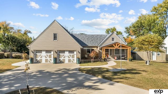 204 Hillcrest Avenue, Bellevue, NE 68005