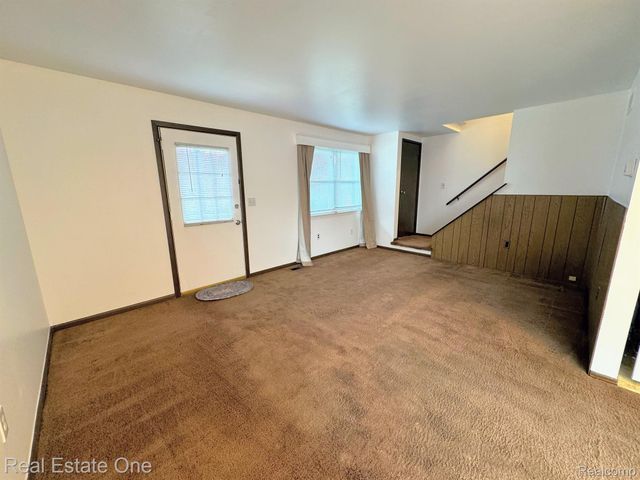 16 GREENWOODE Lane, Pontiac, MI 48340