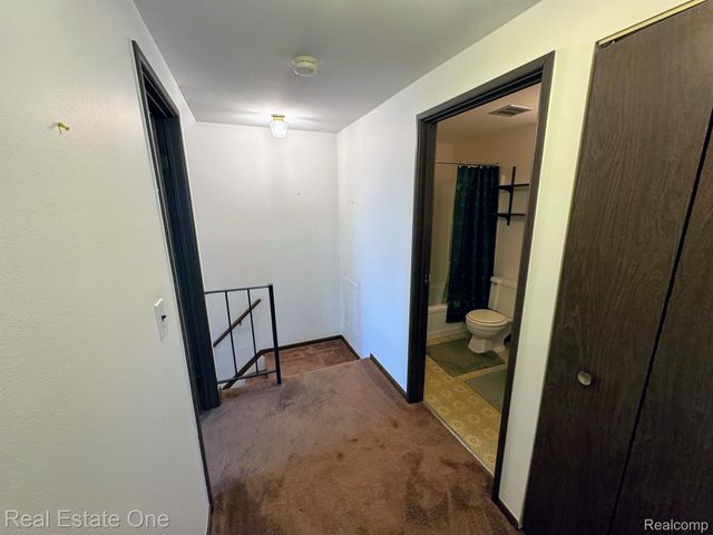 16 GREENWOODE Lane, Pontiac, MI 48340