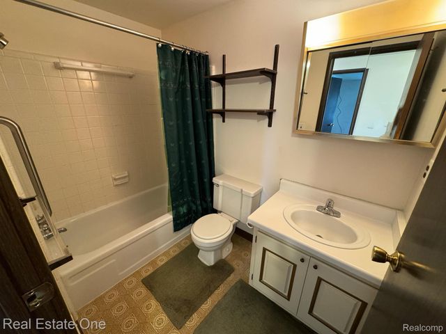 16 GREENWOODE Lane, Pontiac, MI 48340