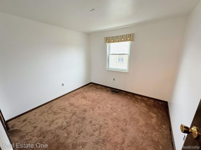 16 GREENWOODE Lane, Pontiac, MI 48340