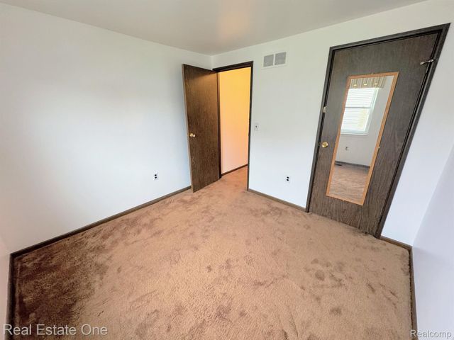 16 GREENWOODE Lane, Pontiac, MI 48340