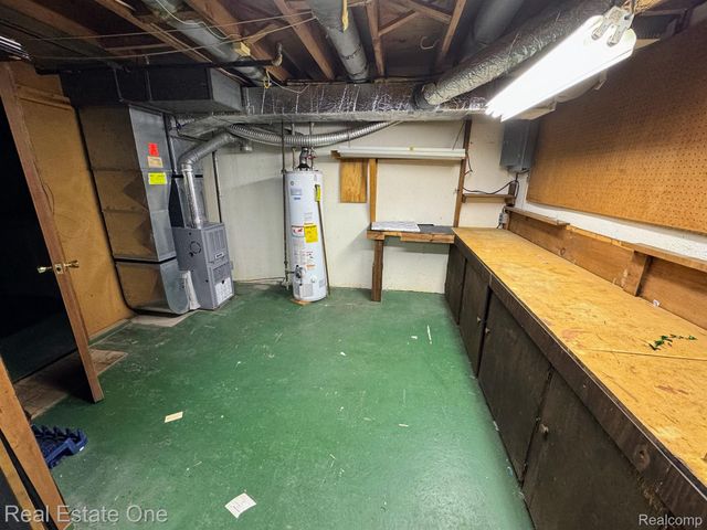 16 GREENWOODE Lane, Pontiac, MI 48340
