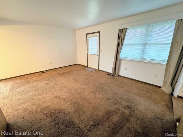 16 GREENWOODE Lane, Pontiac, MI 48340