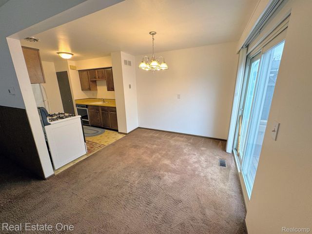 16 GREENWOODE Lane, Pontiac, MI 48340