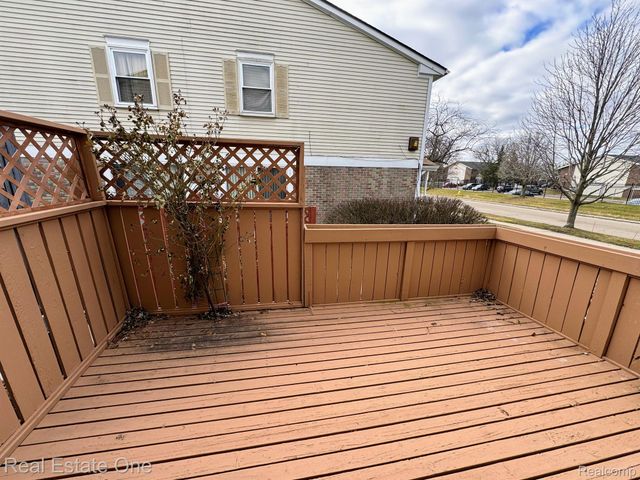 16 GREENWOODE Lane, Pontiac, MI 48340