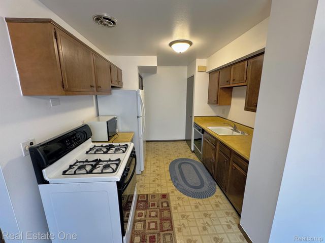 16 GREENWOODE Lane, Pontiac, MI 48340