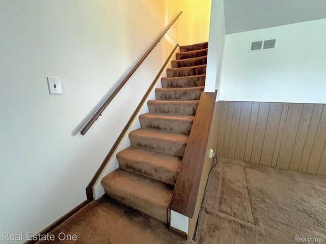 16 GREENWOODE Lane, Pontiac, MI 48340