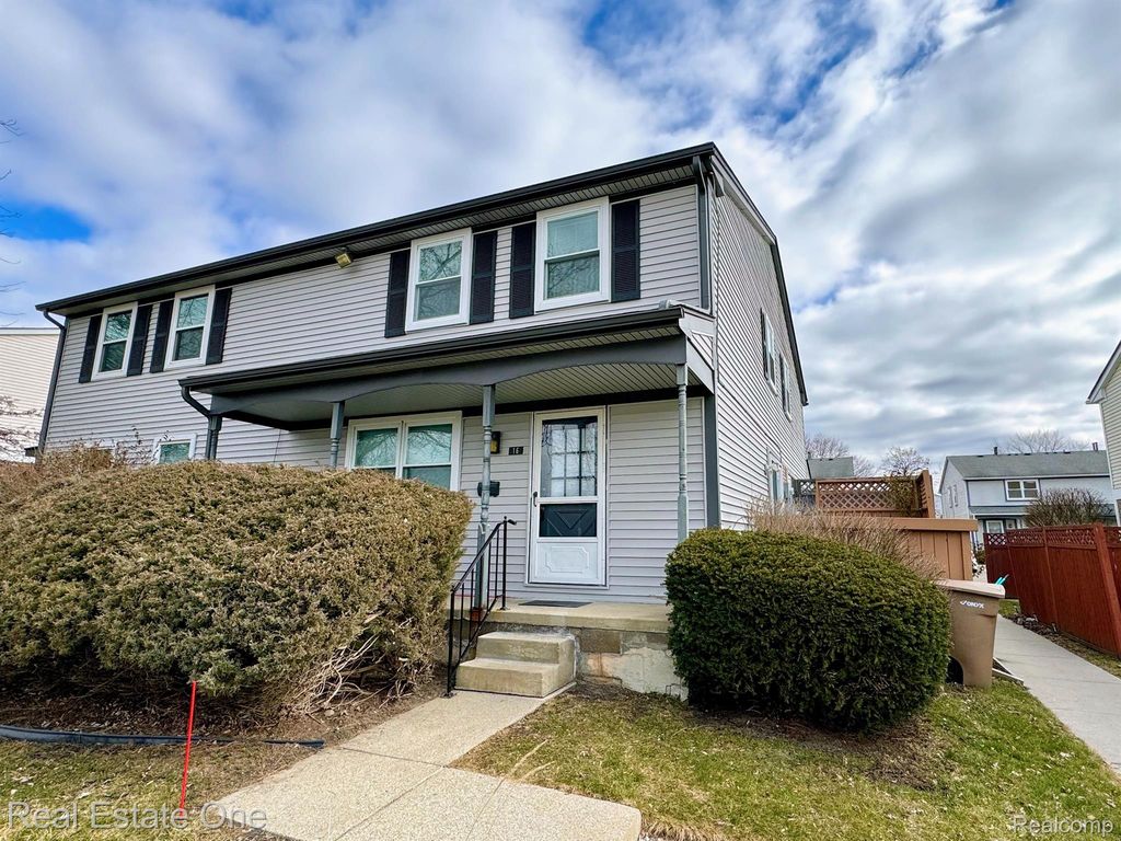 16 GREENWOODE Lane, Pontiac, MI 48340