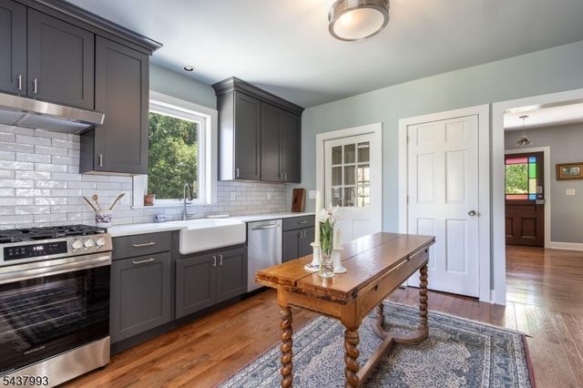 2 Overlook Ave, Peapack Gladstone Boro, NJ 07934