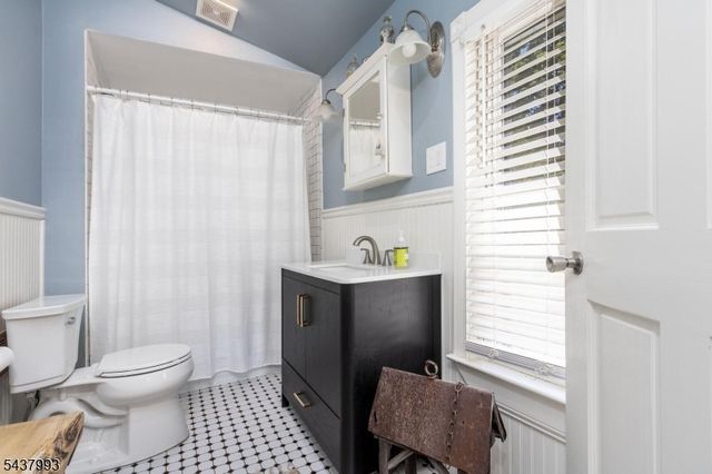 2 Overlook Ave, Peapack Gladstone Boro, NJ 07934