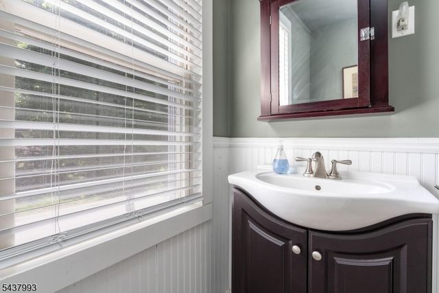 2 Overlook Ave, Peapack Gladstone Boro, NJ 07934