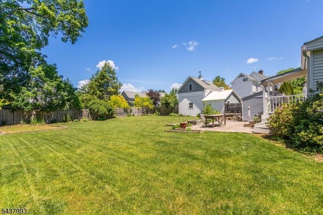 2 Overlook Ave, Peapack Gladstone Boro, NJ 07934