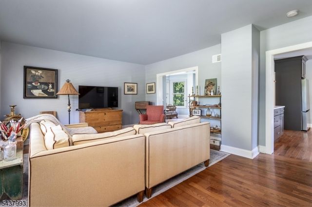 2 Overlook Ave, Peapack Gladstone Boro, NJ 07934
