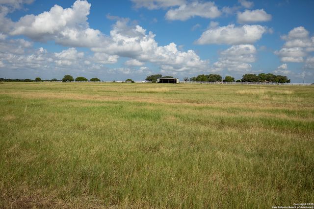 404 Annies Ln, La Vernia, TX 78121