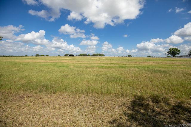 404 Annies Ln, La Vernia, TX 78121