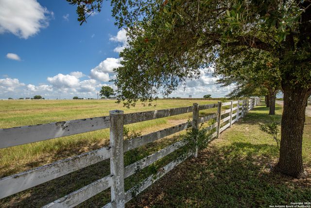 404 Annies Ln, La Vernia, TX 78121