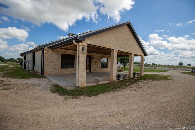 404 Annies Ln, La Vernia, TX 78121