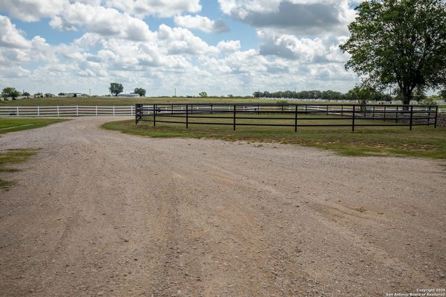 404 Annies Ln, La Vernia, TX 78121