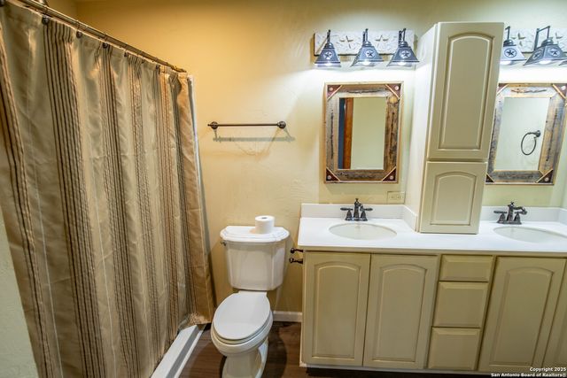 404 Annies Ln, La Vernia, TX 78121