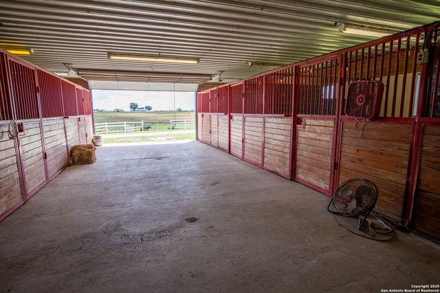 404 Annies Ln, La Vernia, TX 78121