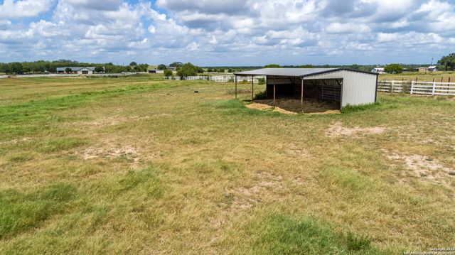 404 Annies Ln, La Vernia, TX 78121