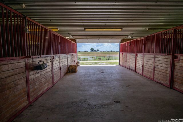 404 Annies Ln, La Vernia, TX 78121