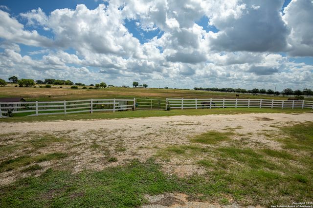 404 Annies Ln, La Vernia, TX 78121