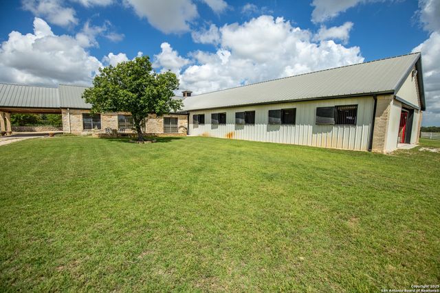 404 Annies Ln, La Vernia, TX 78121