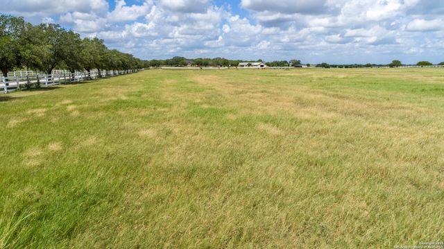 404 Annies Ln, La Vernia, TX 78121