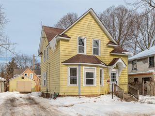 915 Hays Park Avenue, Kalamazoo, MI 49001