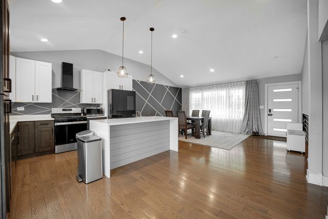 10324 S 81st Avenue, Palos Hills, IL 60465