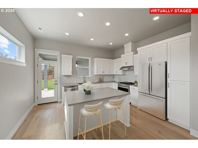 1306 E Canto St, Newberg, OR 97132