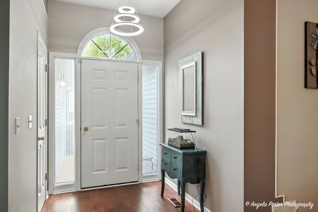 305 S Carriage Trail, Mchenry, IL 60050