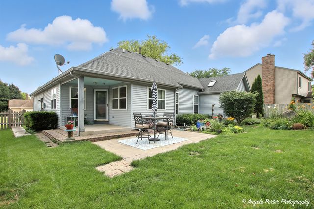 305 S Carriage Trail, Mchenry, IL 60050