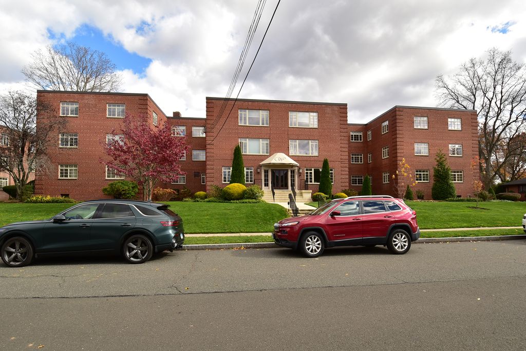 30 Outlook Avenue APT 205, West Hartford, CT 06119