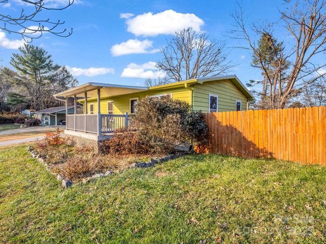 2 Red Apple Drive, Hendersonville, NC 28792