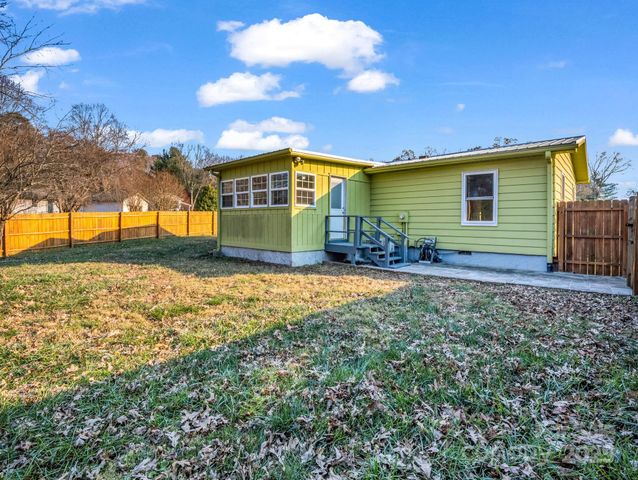 2 Red Apple Drive, Hendersonville, NC 28792