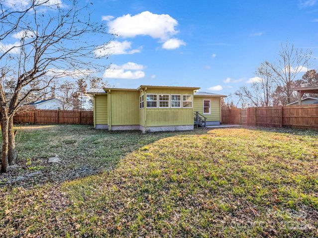 2 Red Apple Drive, Hendersonville, NC 28792