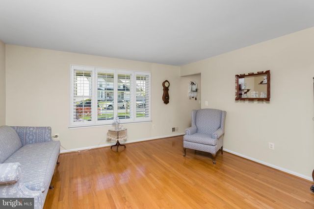 18 DEWBERRY DR, Mount Holly, NJ 08060
