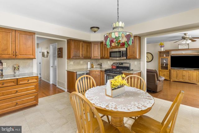 18 DEWBERRY DR, Mount Holly, NJ 08060
