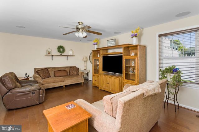 18 DEWBERRY DR, Mount Holly, NJ 08060