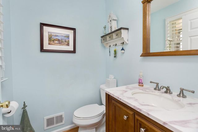 18 DEWBERRY DR, Mount Holly, NJ 08060