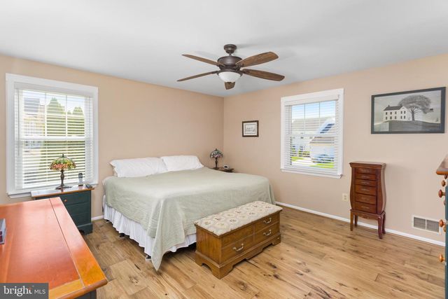 18 DEWBERRY DR, Mount Holly, NJ 08060