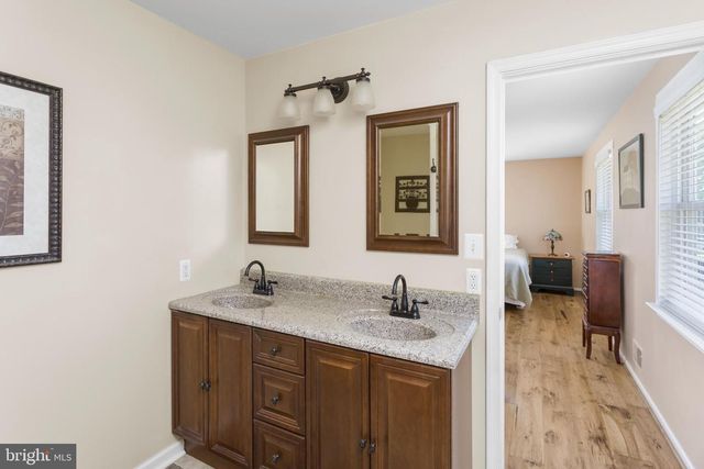18 DEWBERRY DR, Mount Holly, NJ 08060