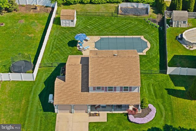 18 DEWBERRY DR, Mount Holly, NJ 08060