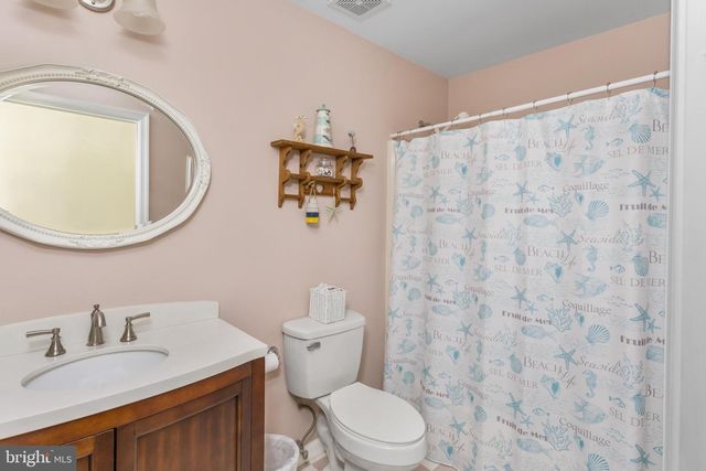 18 DEWBERRY DR, Mount Holly, NJ 08060