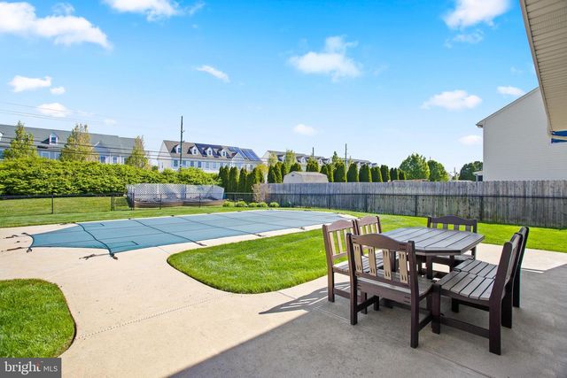 18 DEWBERRY DR, Mount Holly, NJ 08060